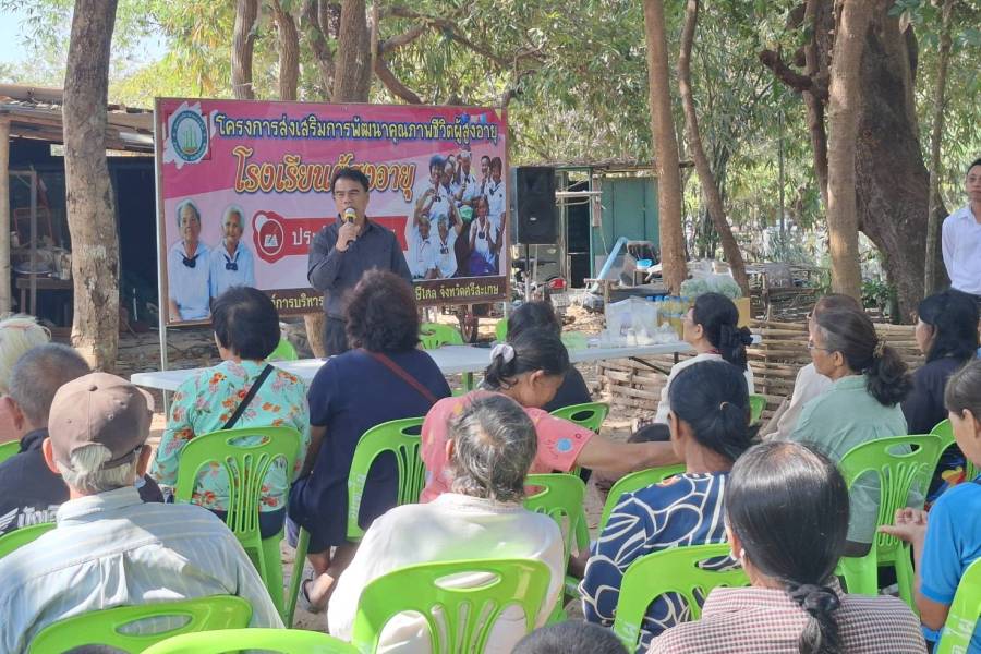 วันที่ 21 มกราคม 2569  องค์การบริหารส่วนตำบลไผ่ ได้ดำเนินกิจกรรมโครงการโรงเรียนผู้สูงอายุ โดยได้รับเกียรติจาก คุณแม่ดารา บัวส่อง มาเป็นวิทยากรในการบรรยาย เรื่องการทำน้ำยาล้างจาน โดยใช้ผลิตภัณฑ์ ที่หาได้จากชุมชน และวัสดุจากธรรมชาติ โดยมีนักเรียนจากโรงเรียน