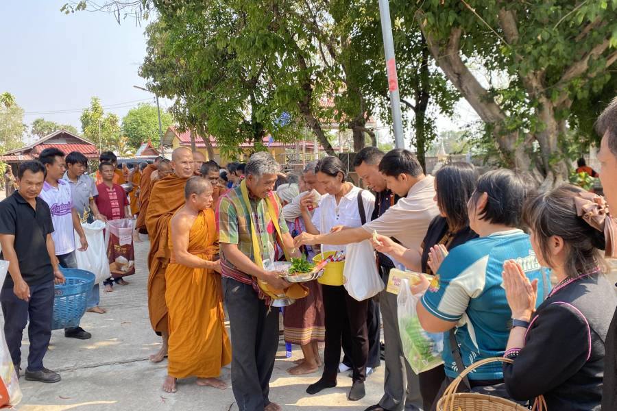 วันที่ 26 มีนาคม 2569 องค์การบริหารส่วนตำบลไผ่ ร่วมกับผู้นำชุมชน จัดกิจกรรมนุ่งผ้าไทยใส่บาตร ตลาดนัดชุมชน ณ วัดดอนมะเกลือ หมู่ที่ 2